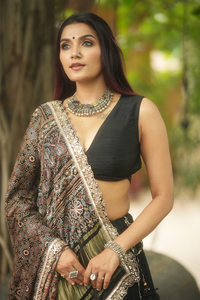 Sleeveless Black Blouse - Anjanase